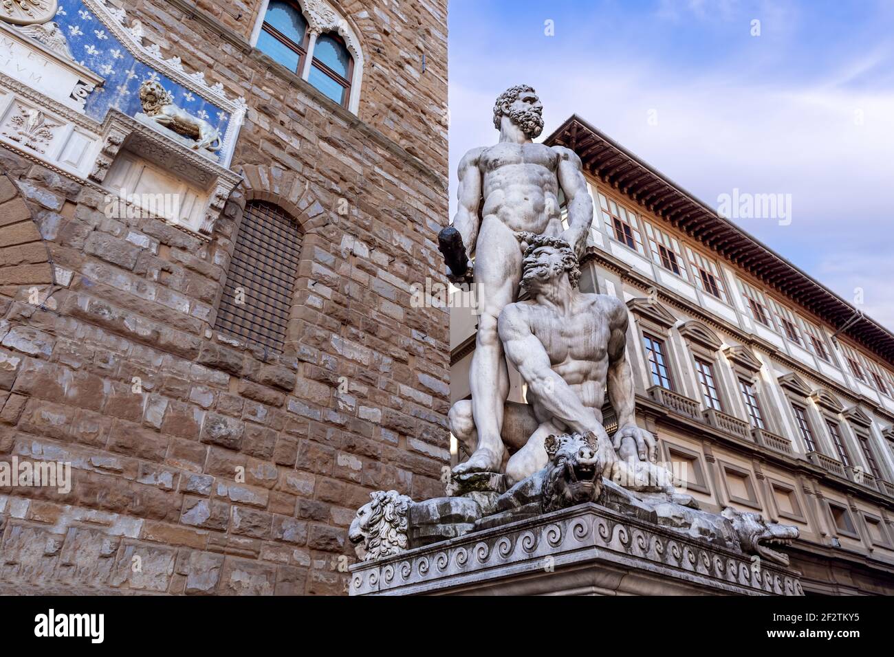 Sculpture d'Hercules et de Cacus par Baccio Bandinelli à l'entrée du Palazzo Vecchio sur la Piazza della Signoria, Florence, Italie. Banque D'Images