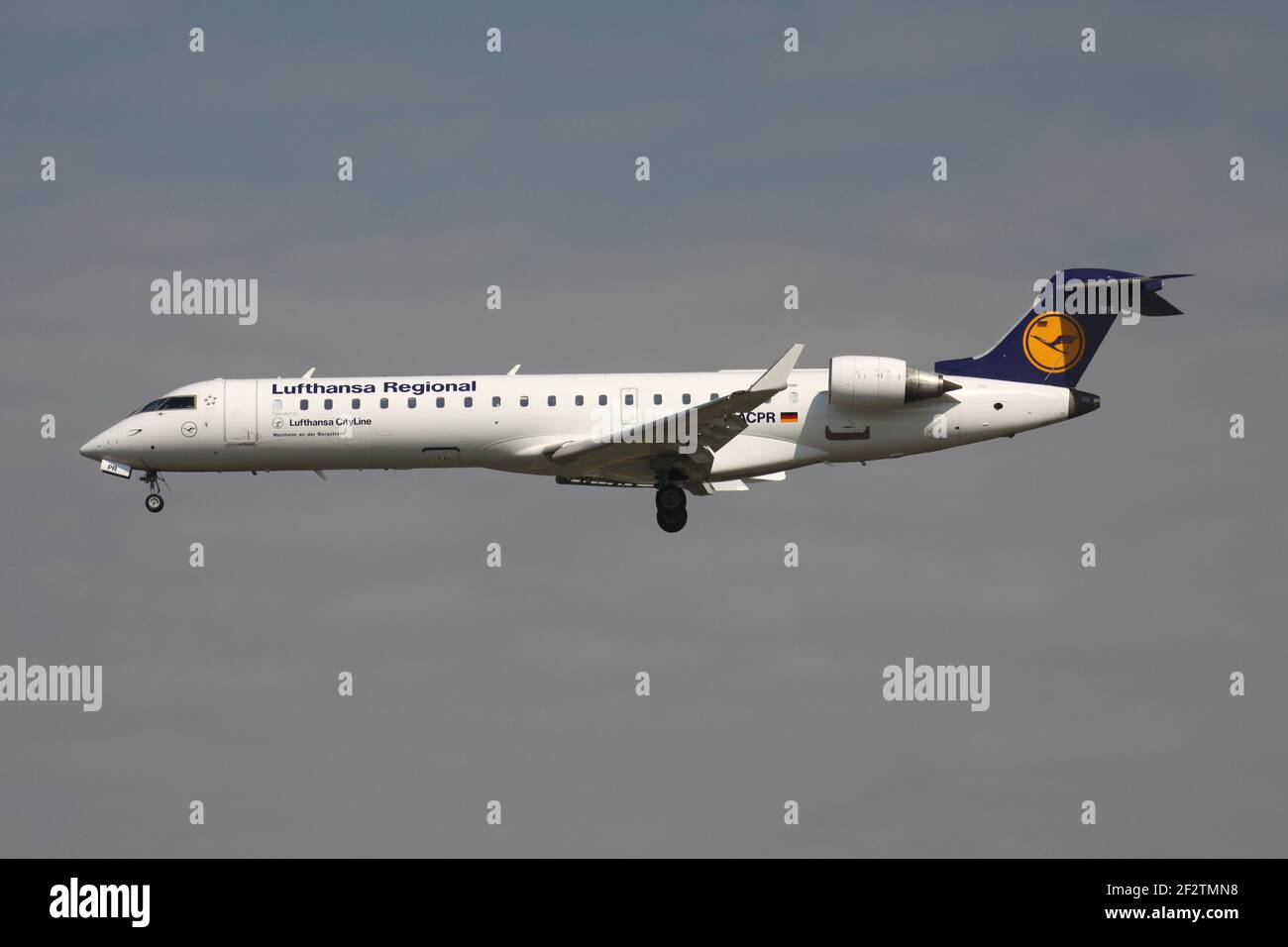 Bombardier régional allemand Lufthansa CRJ700 avec enregistrement D-ACPR en finale pour la piste 25L de l'aéroport de Francfort. Banque D'Images