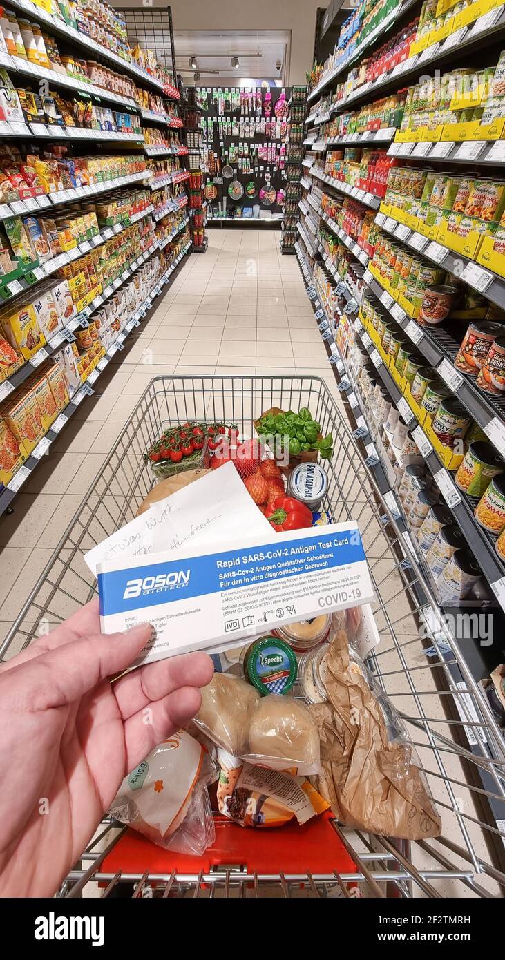 Neckarsulm, Allemagne, mars 2021: Les supermarchés allemands ont commencé à vendre le test rapide Corona pour usage domestique. Banque D'Images Neckarsulm, Allemagne, mars 2021: Les supermarchés allemands ont commencé à vendre le test rapide Corona pour usage domestique. Banque D'Images