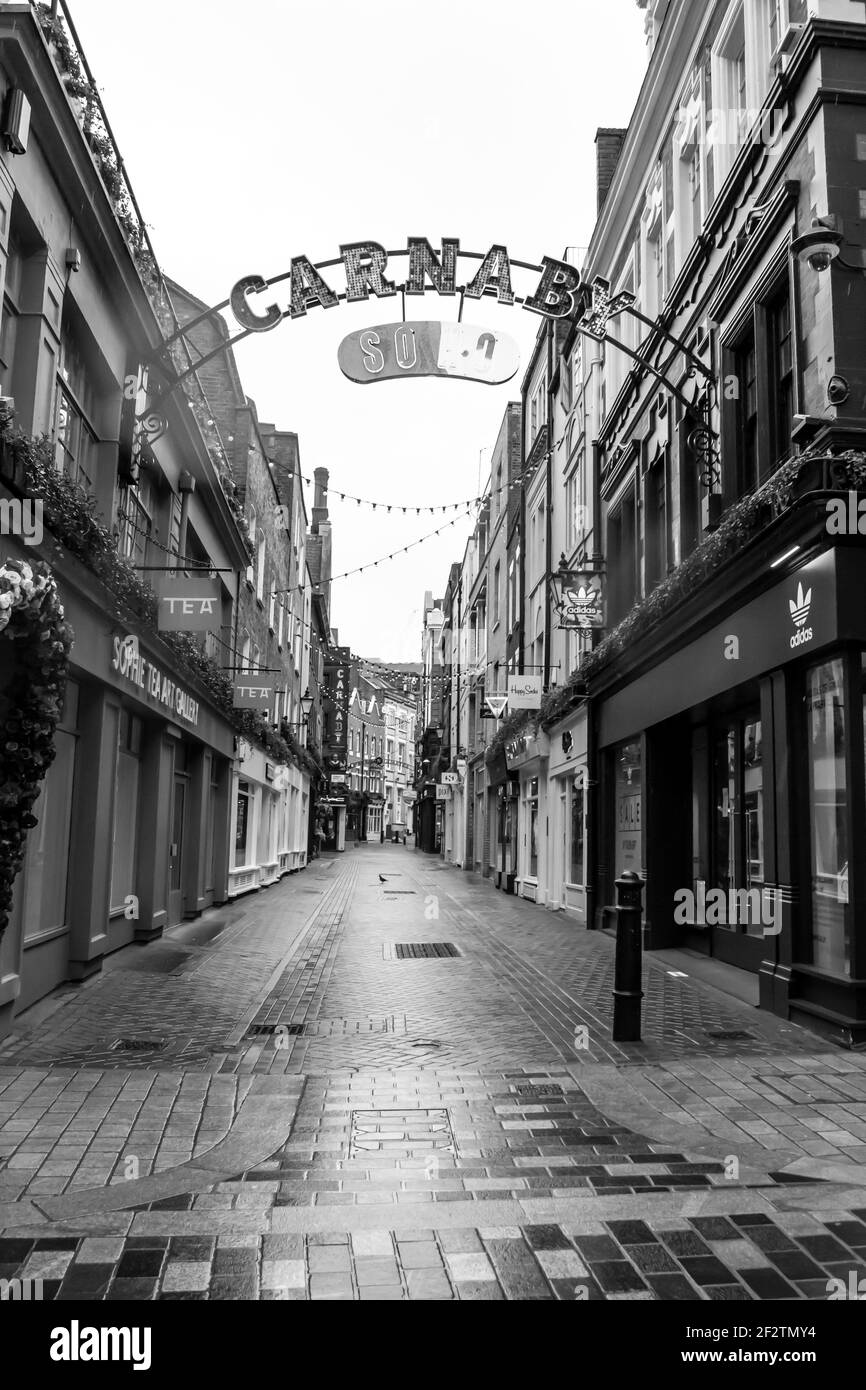 SOHO, LONDRES, ANGLETERRE- 17 février 2021 : une rue calme de Carnaby Street, avec des magasins fermés, dans le cadre du dernier confinement national de la pandémie de coronavirus Banque D'Images