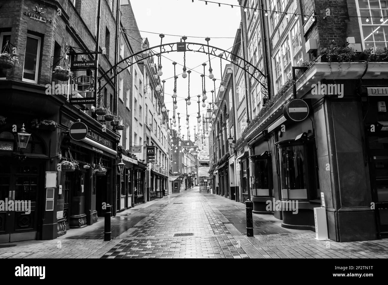 SOHO, LONDRES, ANGLETERRE- 17 février 2021 : une rue calme de Carnaby Street, avec des magasins fermés, dans le cadre du dernier confinement national de la pandémie de coronavirus Banque D'Images