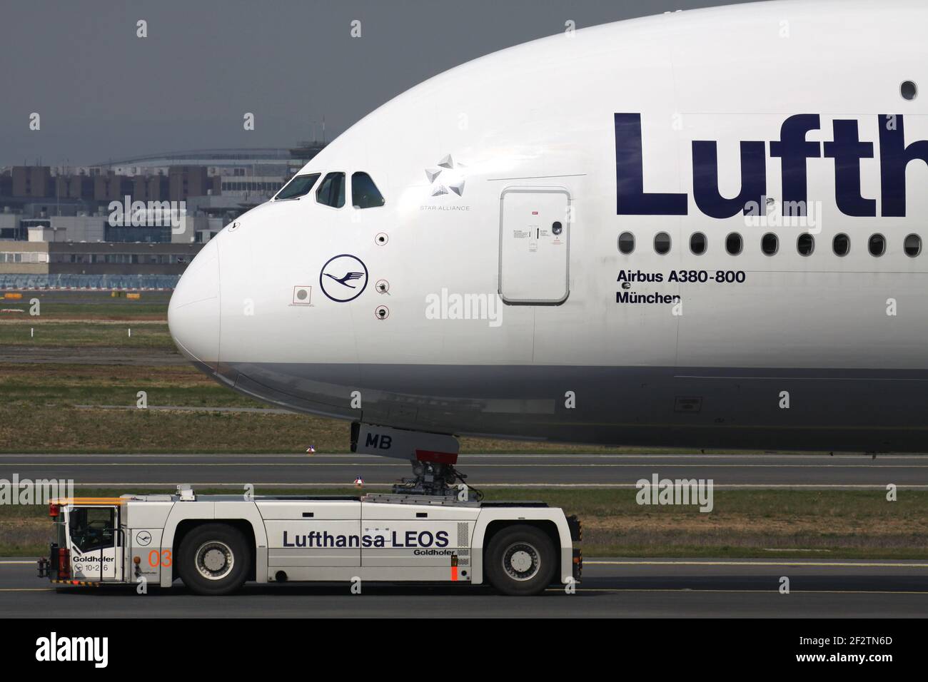 Lufthansa Airbus A380 avec immatriculation D-AIMB remorquée vers le terminal de l'aéroport de Francfort. Banque D'Images