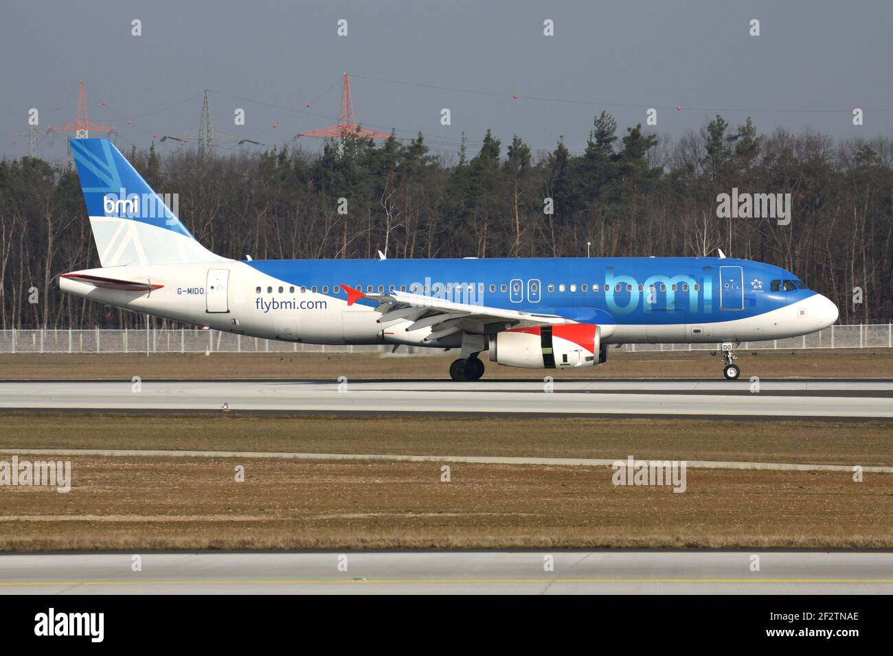 British bmi Airbus A 320-200 avec enregistrement G-MIDO vient d'atterrir sur la piste 07L de l'aéroport de Francfort. Banque D'Images