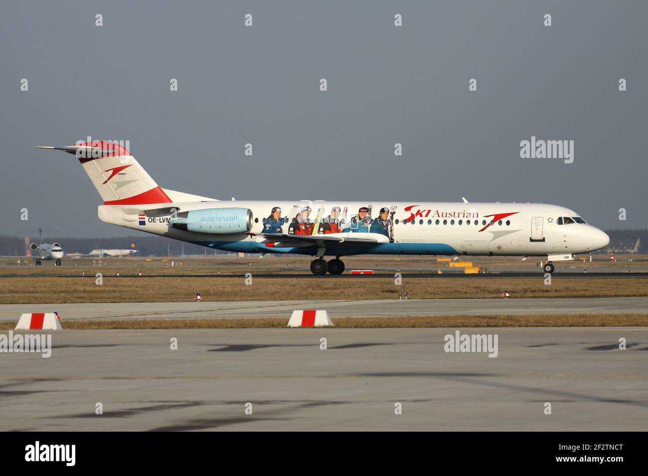 Austrian Fokker 100 en Autriche l'équipe de ski fait la liaison avec l'enregistrement OE-LVM qui s'inscrit sur la piste 18 (appelée Startbahn West) de l'aéroport de Francfort. Banque D'Images