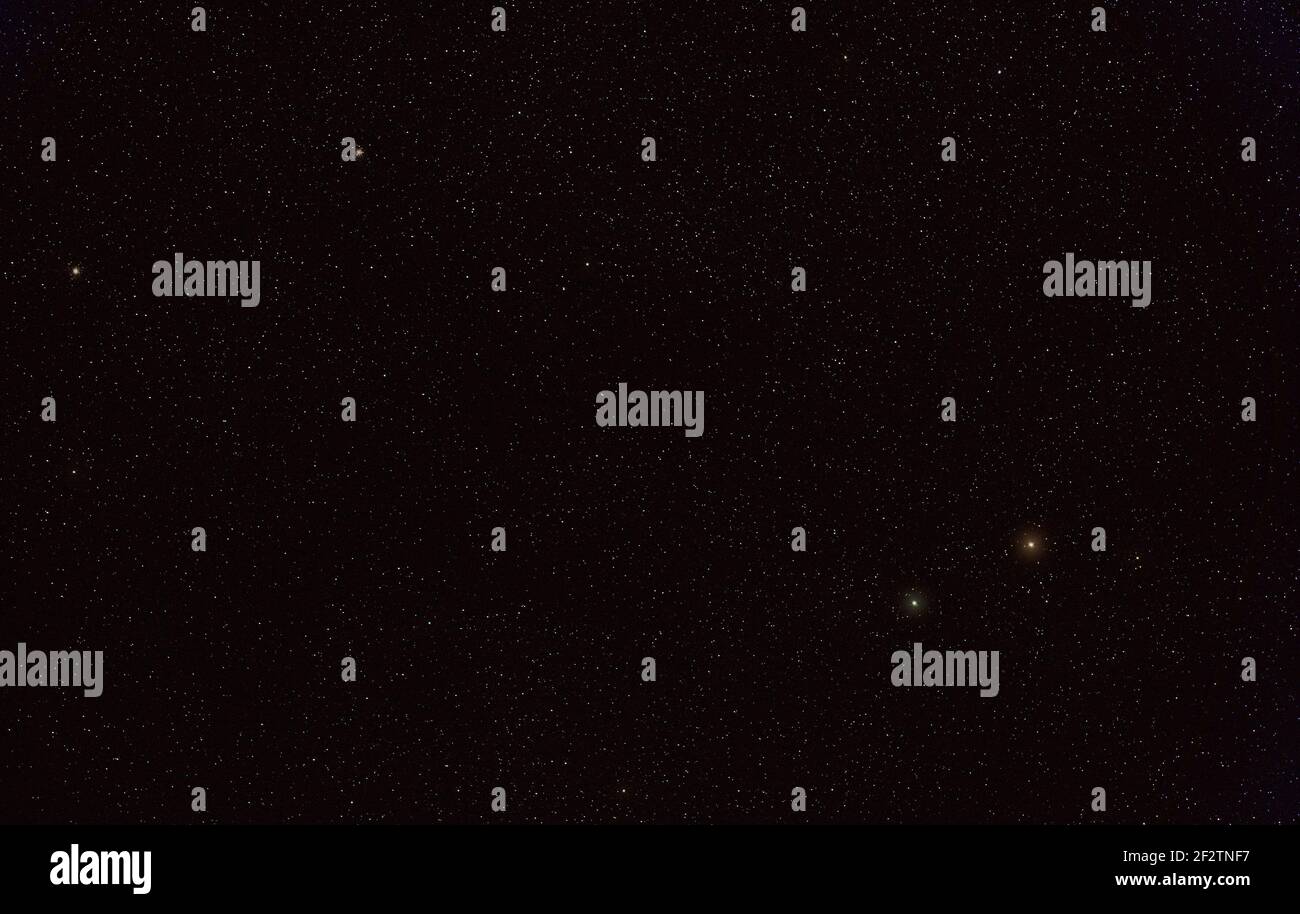 Beaucoup d'étoiles sur le ciel de nuit avec des étoiles lumineuses yEd Prior et Posterior, Messier 10 et 12 objets spatiaux profonds visibles dans le coin supérieur gauche (longue exp empilée Banque D'Images
