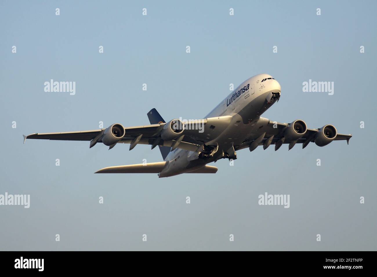 Airbus A380 de Lufthansa allemande avec enregistrement D-AIMA aéroporté à l'aéroport de Francfort. Banque D'Images