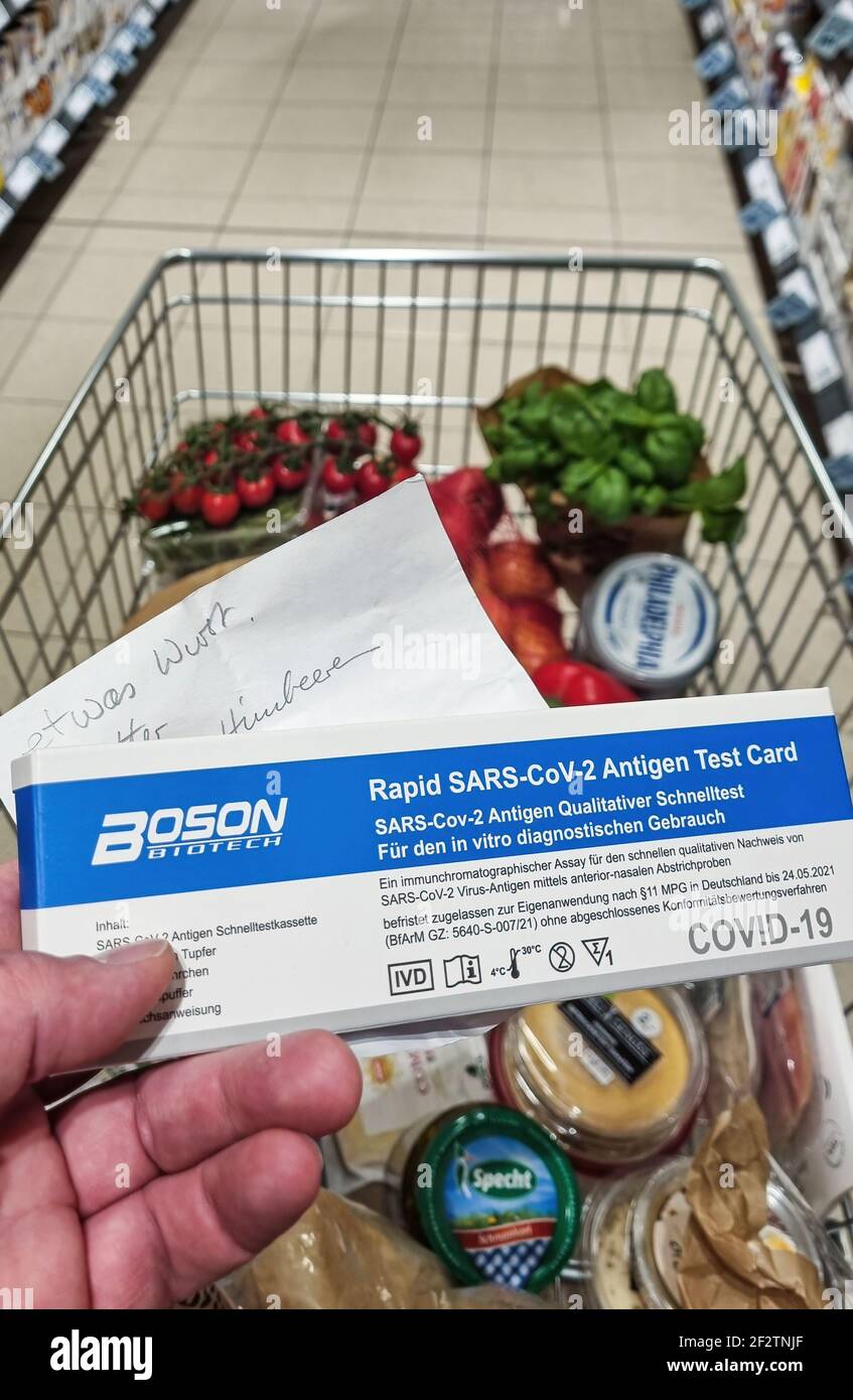 Neckarsulm, Allemagne, mars 2021: Les supermarchés allemands ont commencé à vendre le test rapide Corona pour usage domestique. Banque D'Images Neckarsulm, Allemagne, mars 2021: Les supermarchés allemands ont commencé à vendre le test rapide Corona pour usage domestique. Banque D'Images