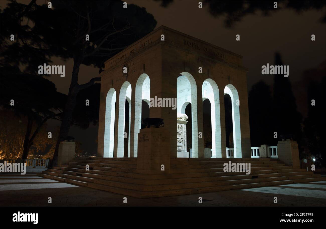 Vue de nuit le Mausoleo Ossario Garibaldino érigée en 1941 sur le mont Janicule à Rome, Italie Banque D'Images
