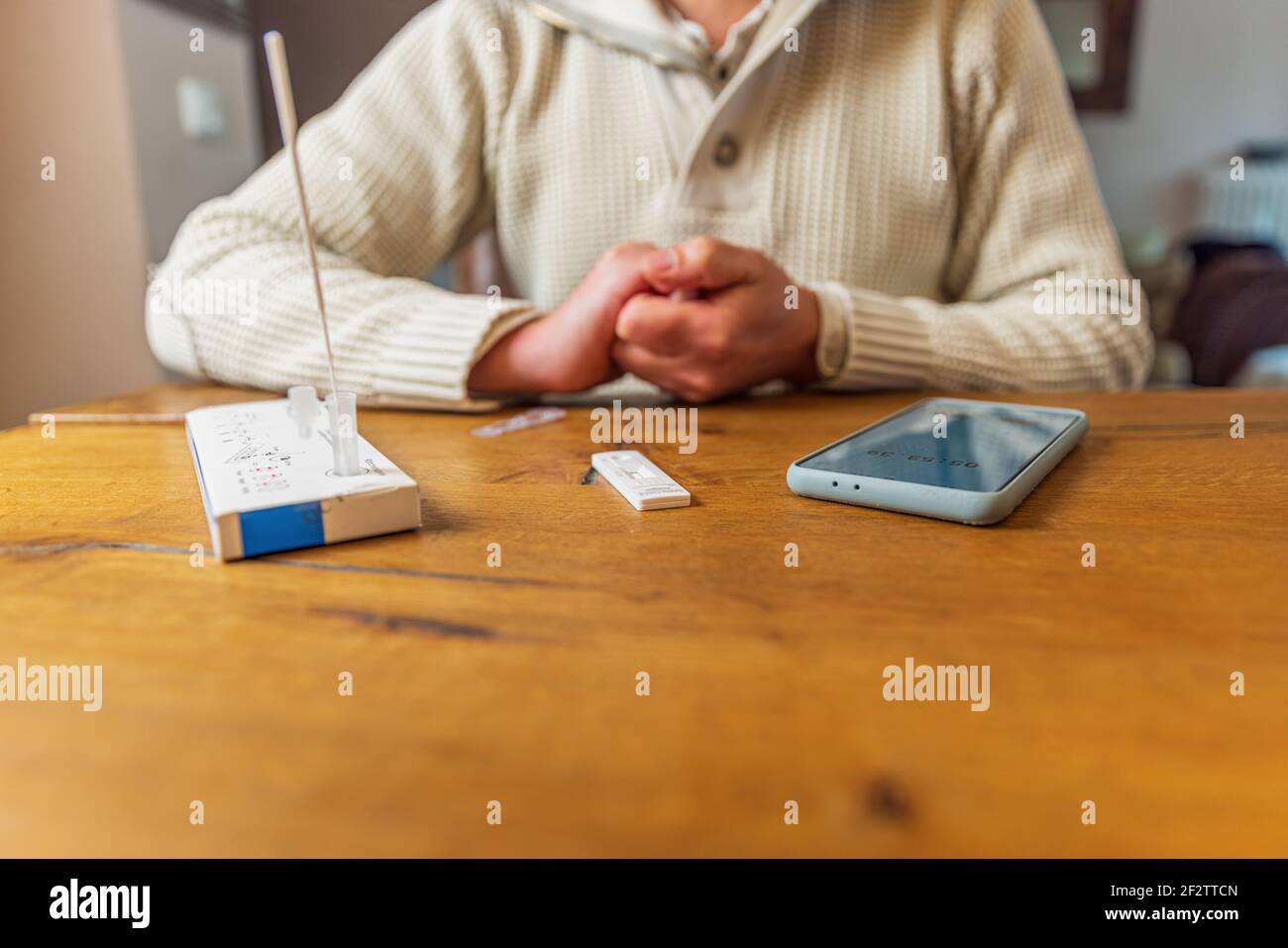 Allemagne, mars 2021 : en attente du résultat d'un test rapide de Corona Antigen à domicile. Banque D'Images Allemagne, mars 2021 : en attente du résultat d'un test rapide de Corona Antigen à domicile. Banque D'Images