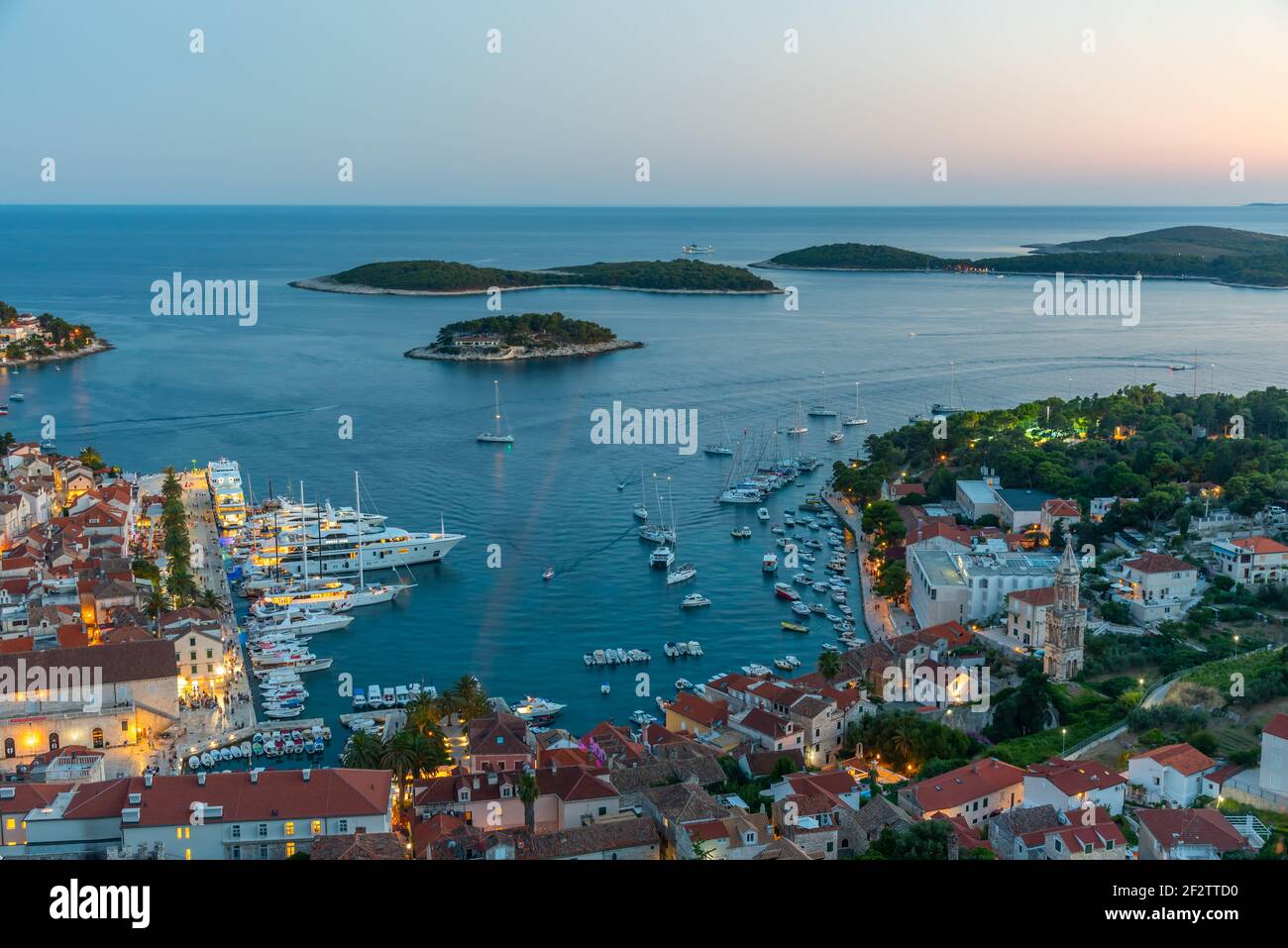 Vue au coucher du soleil sur les îles de Hvar et Paklinski en Croatie Banque D'Images Vue au coucher du soleil sur les îles de Hvar et Paklinski en Croatie Banque D'Images