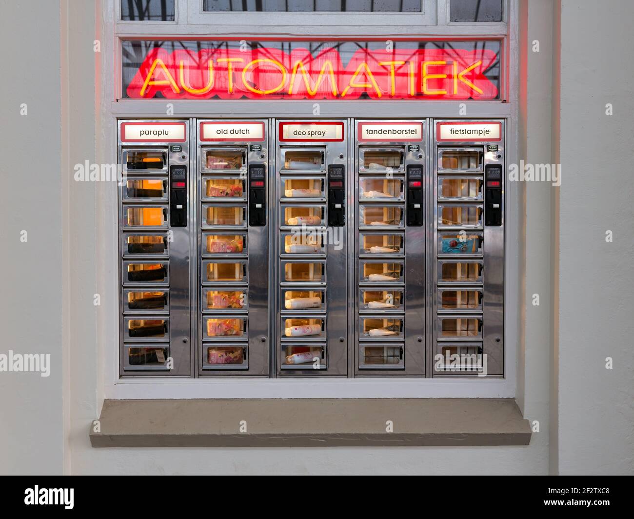 Distributeur automatique avec parasols, brosses à dents et autres jouets  pratiques Photo Stock - Alamy