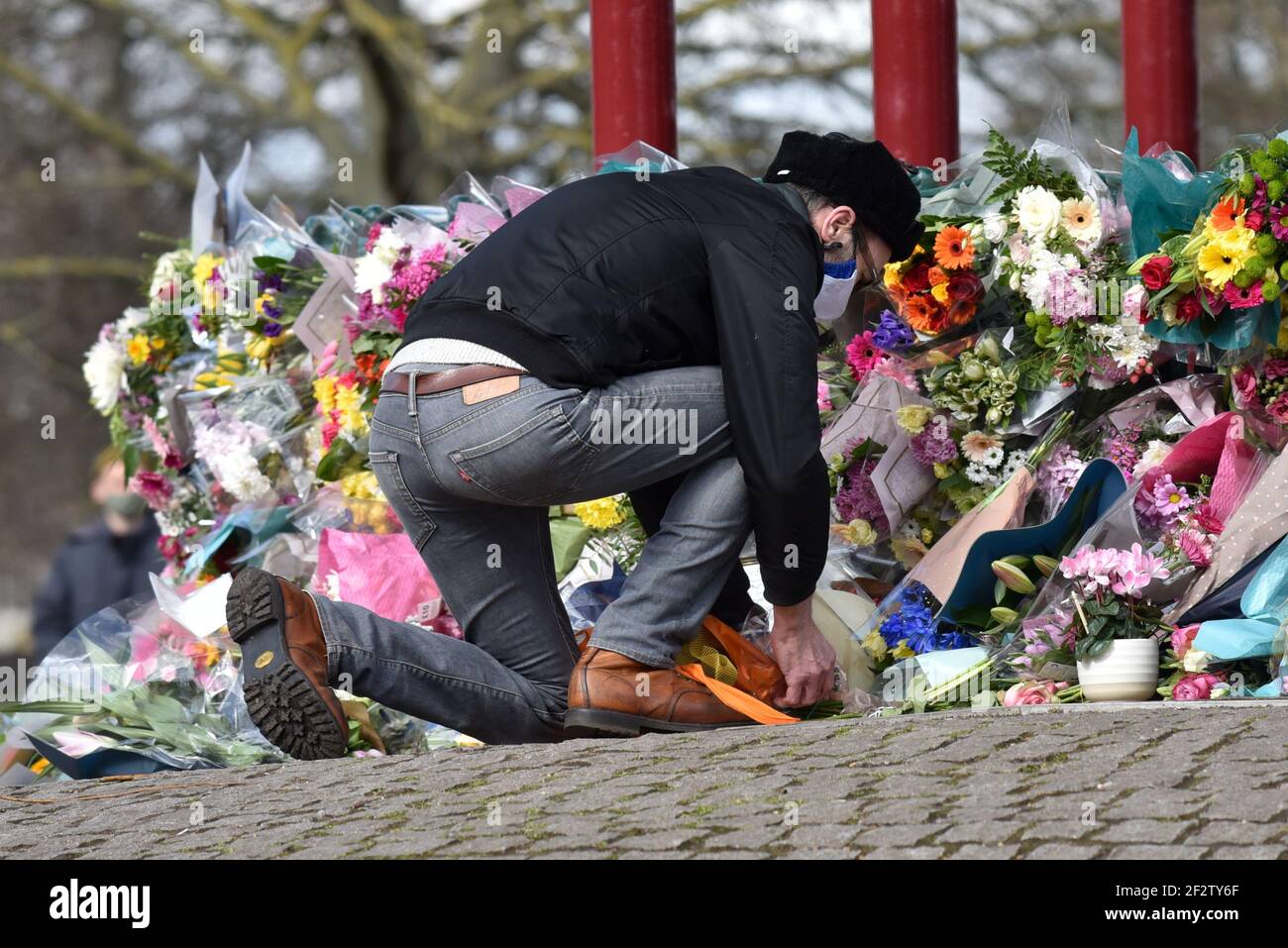 Clapham Common, Londres, Royaume-Uni. 13 mars 2021. Les gens qui paient leurs respects et qui posent des hommages floraux pour Sarah Everard au kiosque de Clapham Common. Crédit : Matthew Chattle/Alay Live News Banque D'Images