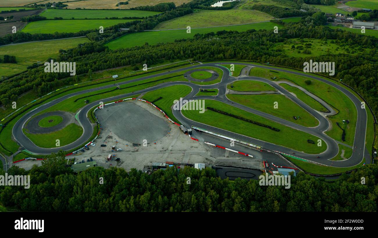 Tir de drone épique du circuit de course de Three Sisters Situé près de la ville de Wigan Banque D'Images