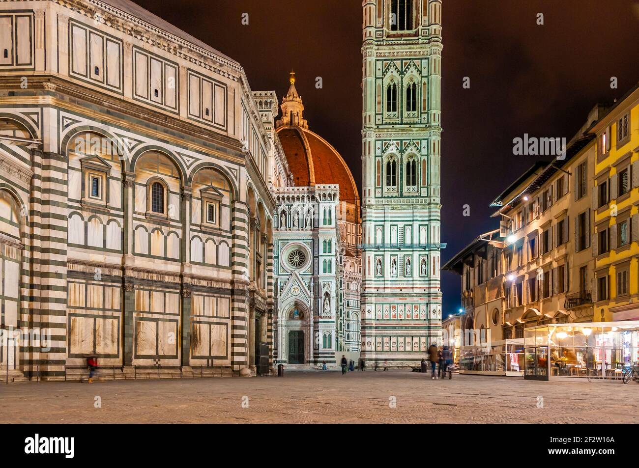 Piazza di San Giovanni avec la cathédrale Duomo et son Campanile la nuit à Florence, Toscane, Italie Banque D'Images