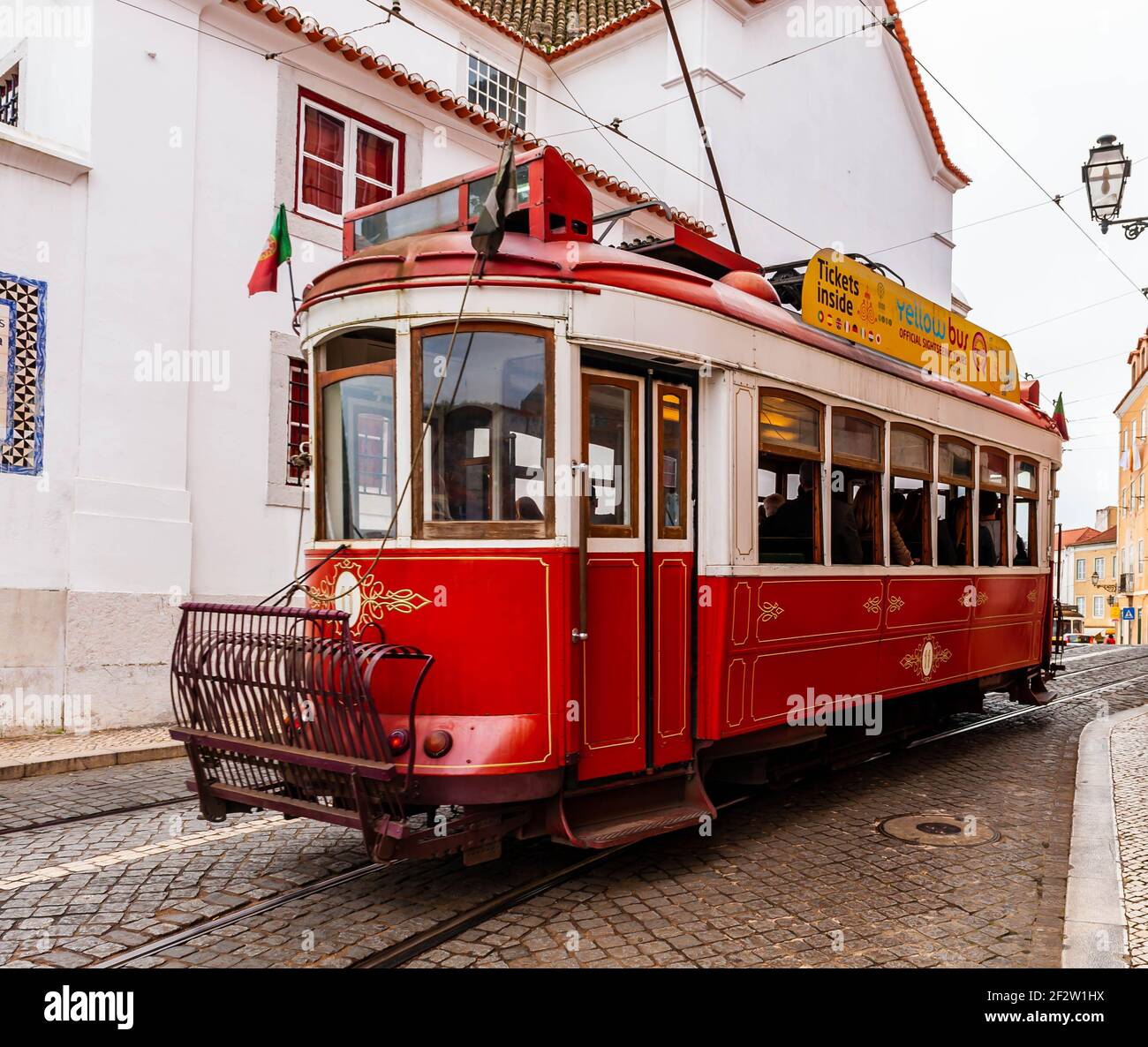 Vieux tram typique bondé de touristes sillonnent Lisbonne au Portugal Banque D'Images