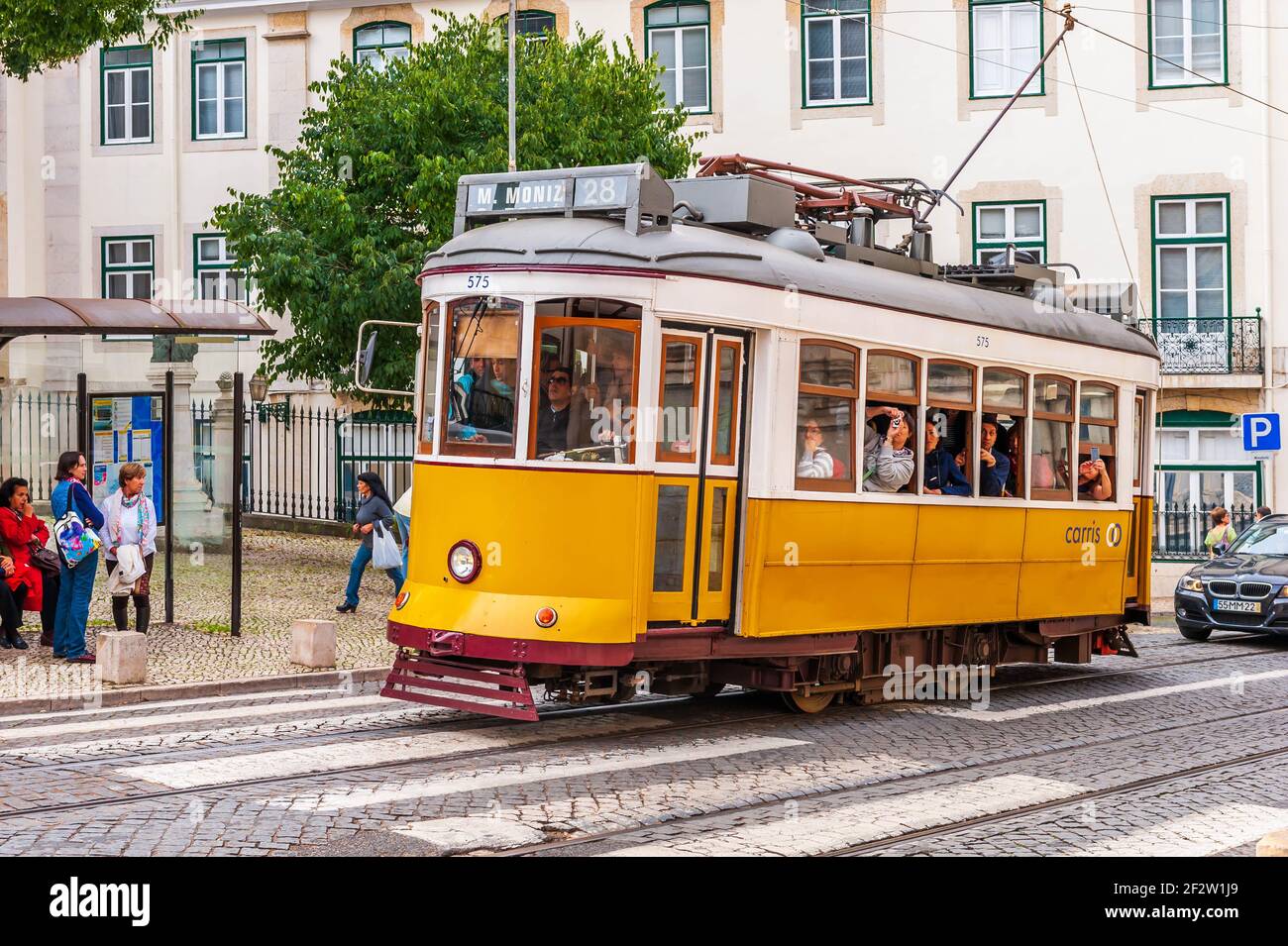 Vieux tram typique bondé de touristes sillonnent Lisbonne au Portugal Banque D'Images