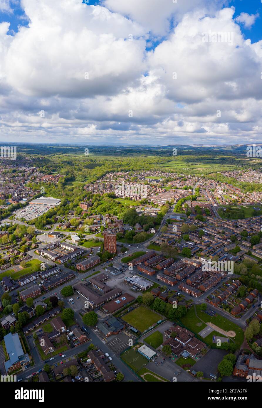 Photo aérienne d'un domaine résidentiel britannique typique dans la grande ville de Wigan, montrant une vue de haut en bas de drone des rues de banlieue, des routes et des rangées de huous Banque D'Images
