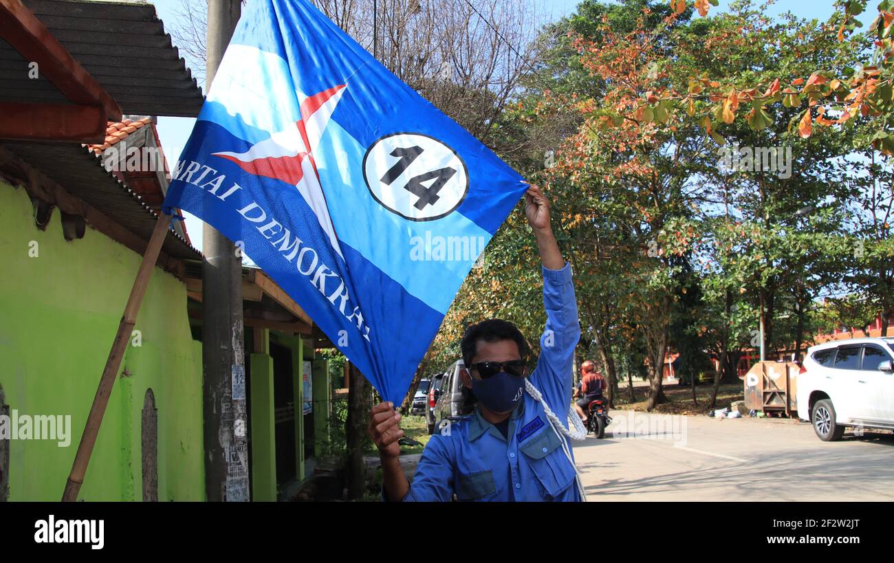 Pas d'image de foyer et de bruit, membre du Parti démocratique indonésien portant son uniforme, Batang, 12 mars 2021 Banque D'Images