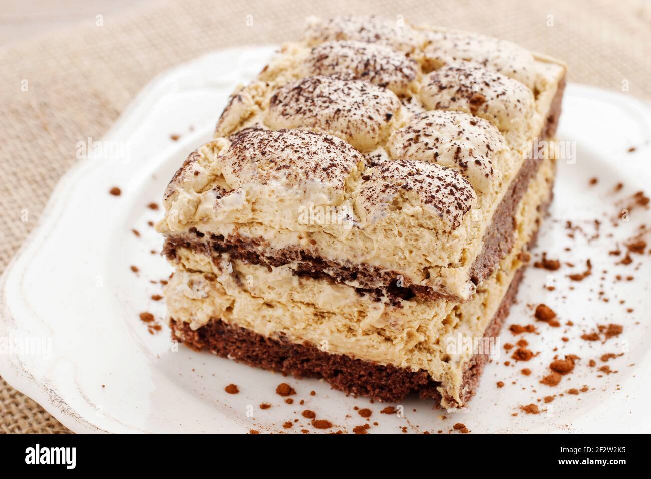 Portion de gâteau traditionnel italien tiramisu. Dessert de fête Banque D'Images