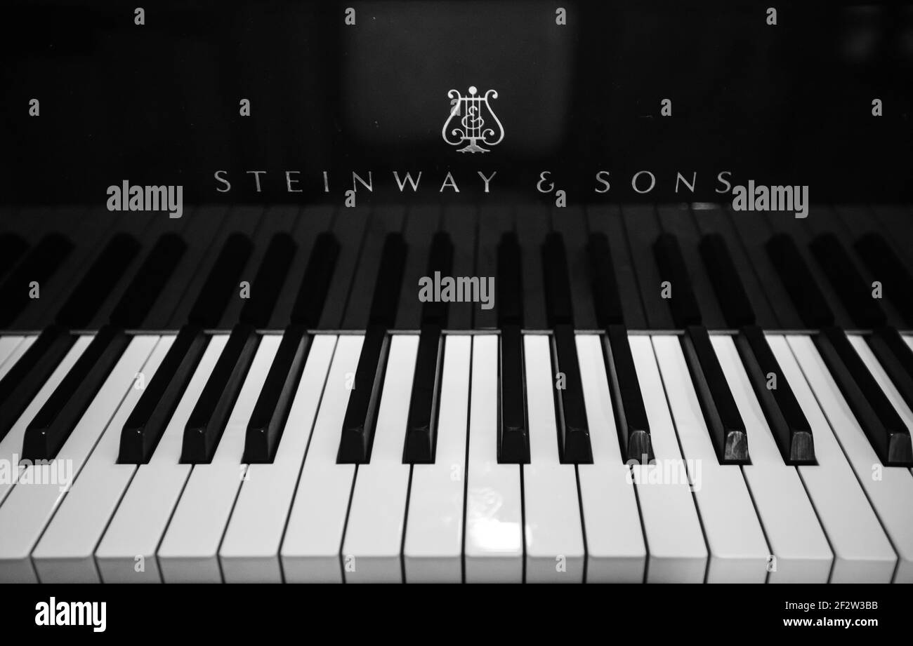 Lviv, Ukraine - 12 juin 2020 : logo Steinway & Sons sur pianoforte noir Banque D'Images