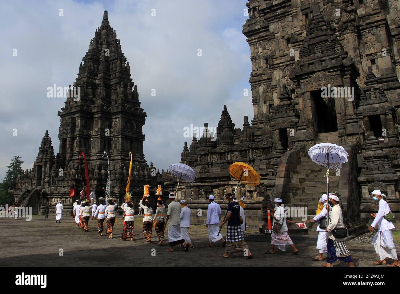 Yogyakarta, Indonésie. 13 mars 2021. Les hindous javanais exécutent le rituel Pradaksina ou se promeuchent dans le temple lors de la cérémonie de Tawur Agung Kesanga un jour avant Nyepi ou la journée silencieuse au temple de Prambanan, Sleman, Yogyakarta, Indonésie, le 13 mars 2021. Nyepi est un balinais 'Day of Silence' qui est commémoré chaque nouvelle année de Saka selon le calendrier balinais quand les dévots hindous ne sont pas autorisés à travailler, voyager ou prendre part à une activité appelée Tapa Brata ou l'auto-réflexion et la méditation. (Photo par Devi Rahman/INA photo Agency/Sipa USA) crédit: SIPA USA/Alay Live News Banque D'Images