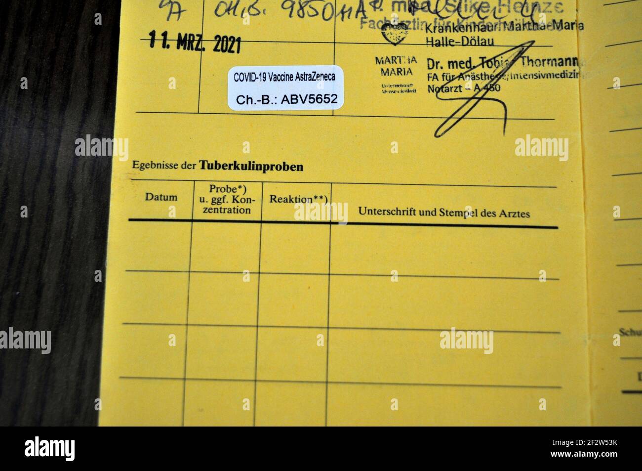 ein Eintrag einer Corona Impfung mit dem Impstoff des Pharmakonzern AstraZeneca dans einem Impfauskeis Banque D'Images