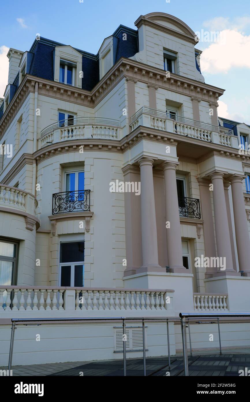SAINT MALO, FRANCE -1 JANVIER 2021- vue sur le Grand Hôtel des Thermes marins, un hôtel et spa de renom sur la plage de Sillon à Saint Malo, Bretagne, Fran Banque D'Images