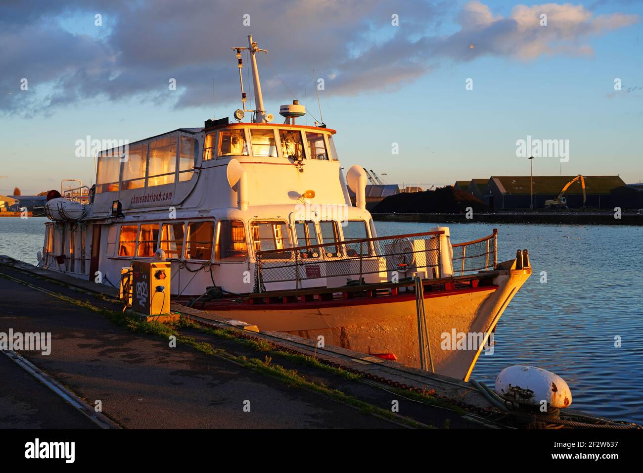 SAINT MALO, FRANCE -1 2021 JANV.- coucher de soleil sur des bateaux en hiver à Saint Malo, Bretagne, France. Banque D'Images