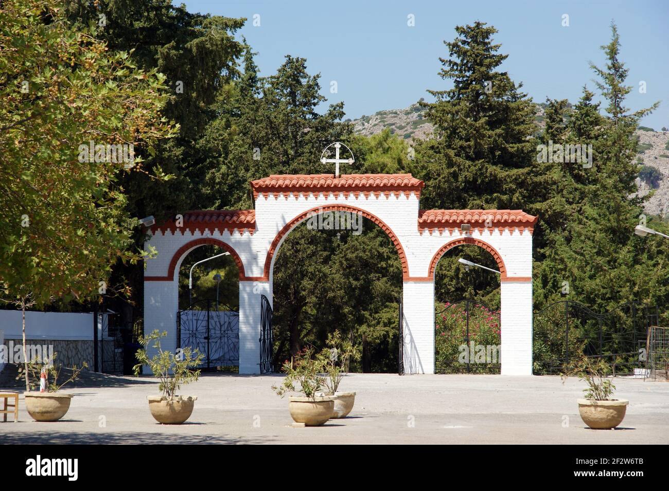 Notre monastère Lady Tsambika. Rhodes. Grèce. La légende est, que toute femme, qui a des problèmes, ayant des enfants devrait aller là (pieds nus), pour prier t Banque D'Images