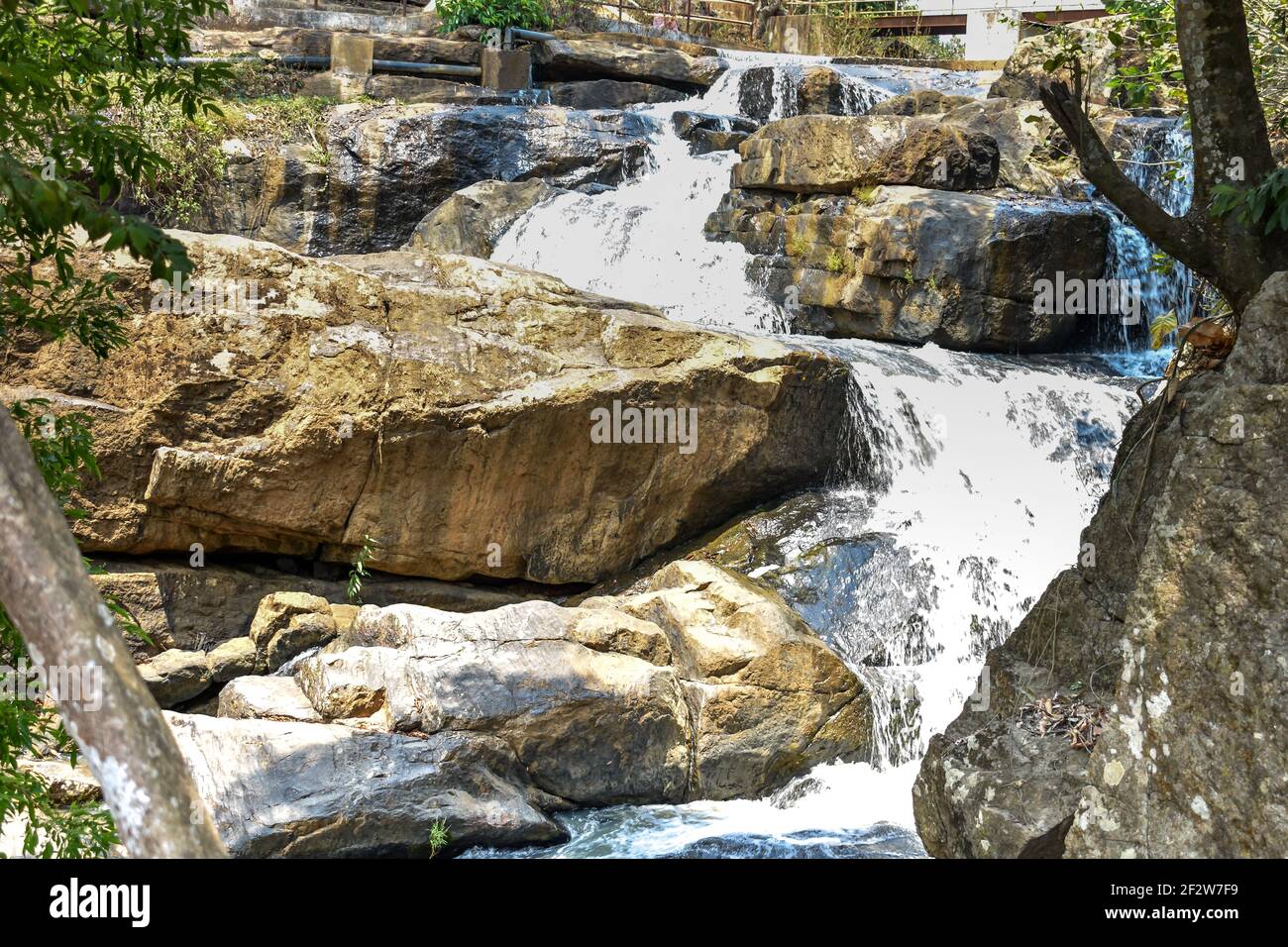 vue magnifique sur la chute d'eau qui traverse une montagne, un grand rocher près d'un réservoir d'eau. Banque D'Images