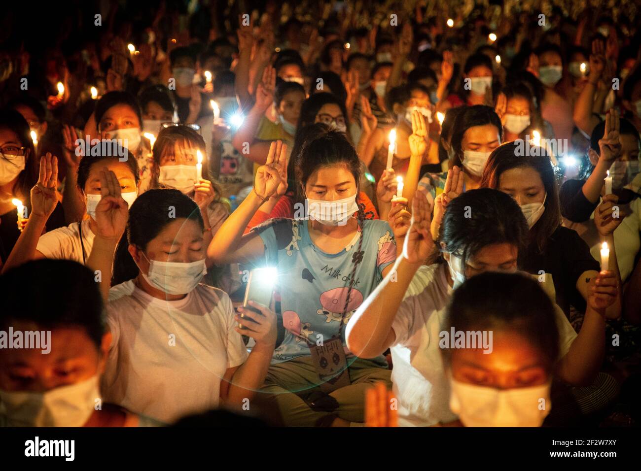 Yangon, Myanmar. 13 mars 2021. Les manifestants saluent avec trois doigts en larmes lorsqu'ils prient dans les rues de yangon les manifestants qui sont morts pendant les manifestations contre le coup d'État militaire au Myanmar. L'armée et la police du Myanmar ont attaqué les manifestants avec des balles en caoutchouc, des munitions réelles, des gaz lacrymogènes et des bombes sonores en réponse à des manifestations contre le coup d'État militaire. Au moins 82 manifestants ont été déclarés morts depuis le début du coup d'État au Myanmar. (Photo de Theint mon SOE/SOPA Images/Sipa USA) Credit: SIPA USA/Alay Live News Banque D'Images