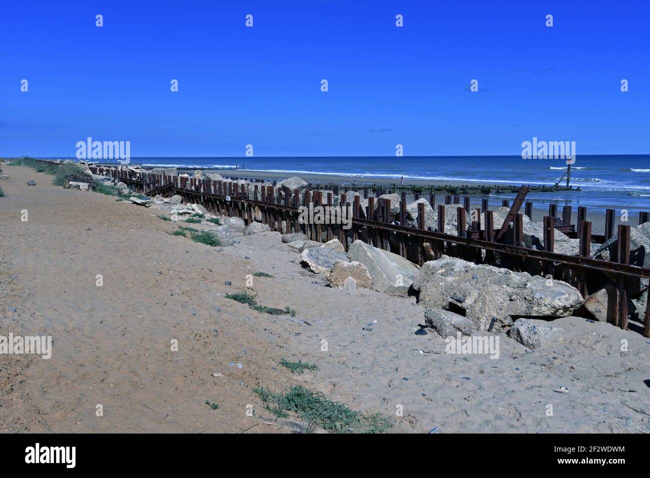 Défenses marines en métal et béton à Mundesley, Norfolk. Banque D'Images