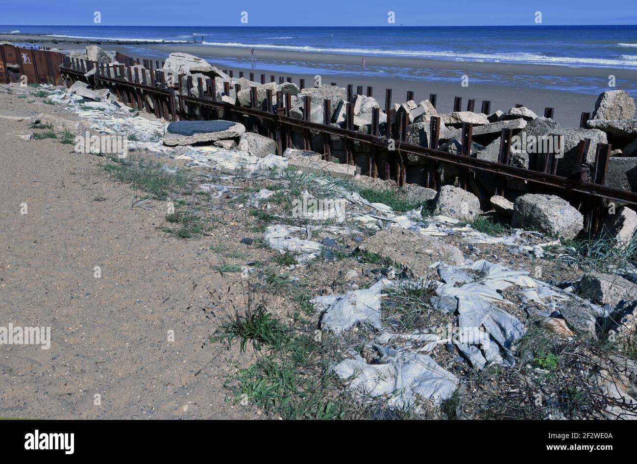 Défenses marines en métal et béton à Mundesley, Norfolk. Banque D'Images