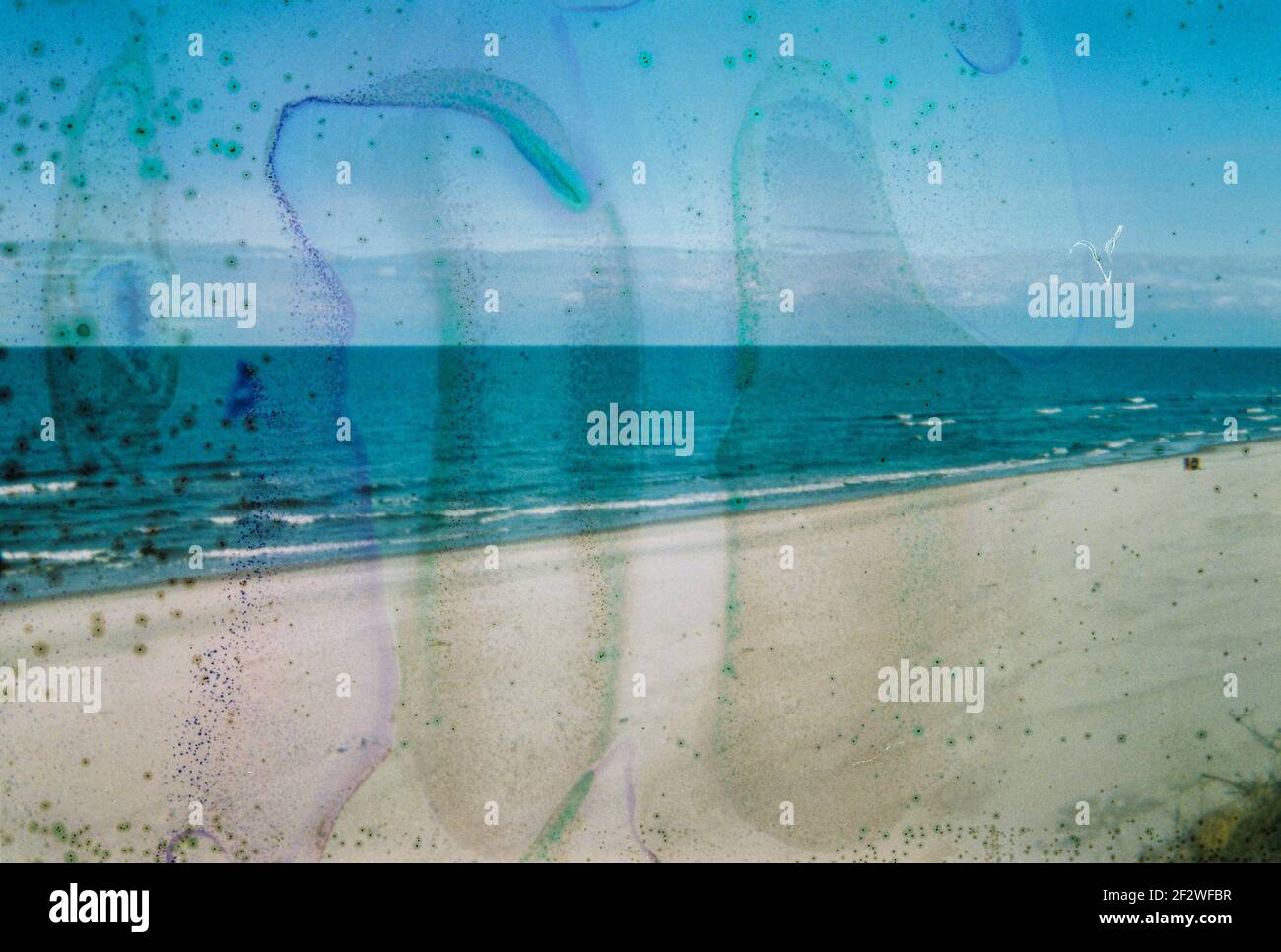 Photo endommagée et floue du bord de mer avec taches et rayures. Photo vieilli vintage. Banque D'Images