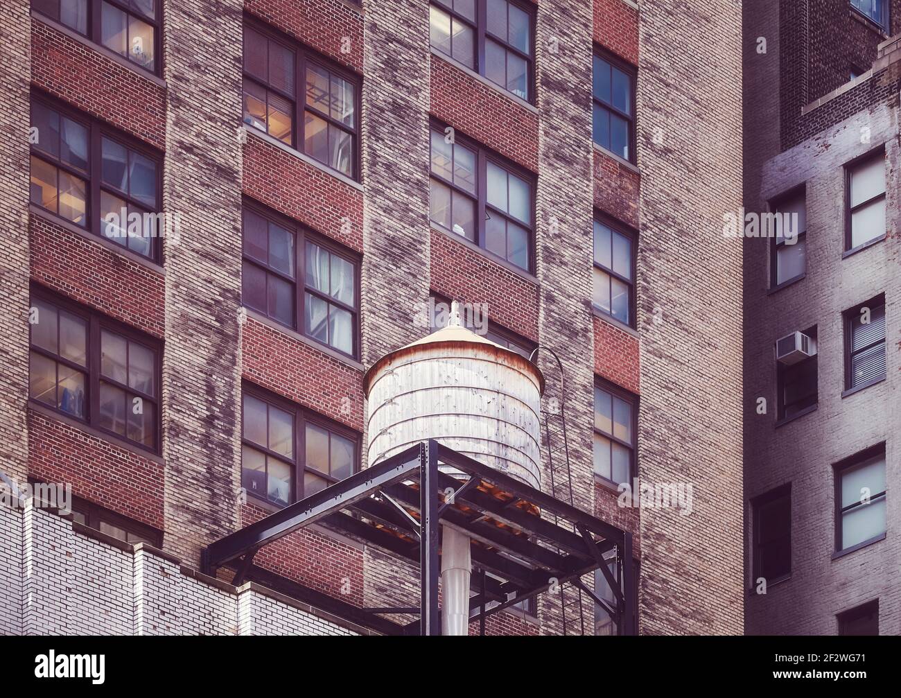 Tour d'eau sur un toit d'un ancien bâtiment à Manhattan, couleurs appliquées, New York City, Etats-Unis. Banque D'Images