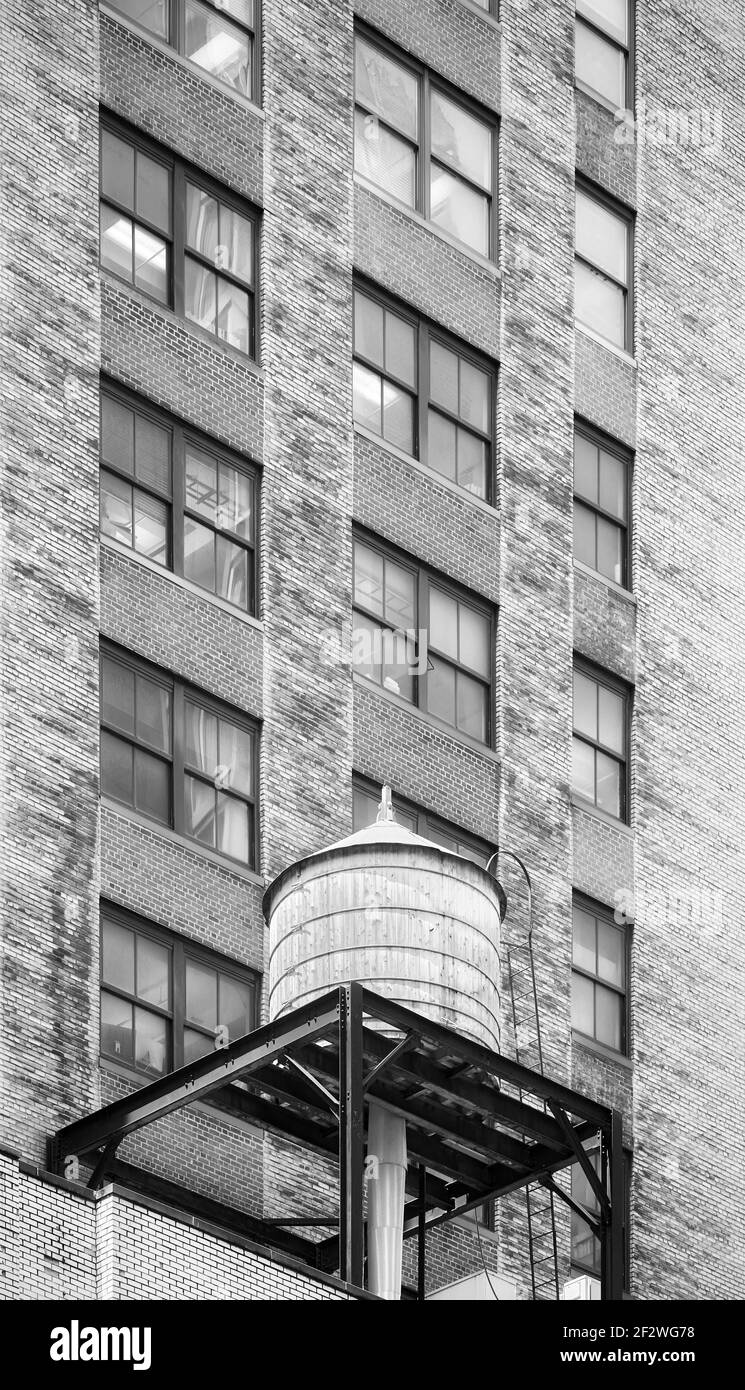 Image en noir et blanc d'une tour d'eau sur le toit d'un ancien bâtiment à Manhattan, New York, États-Unis. Banque D'Images