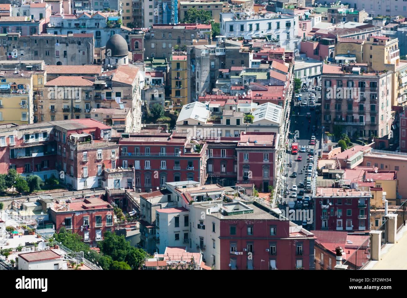 Vue sur la ville de Naples depuis un point plus élevé une belle journée d'été Banque D'Images