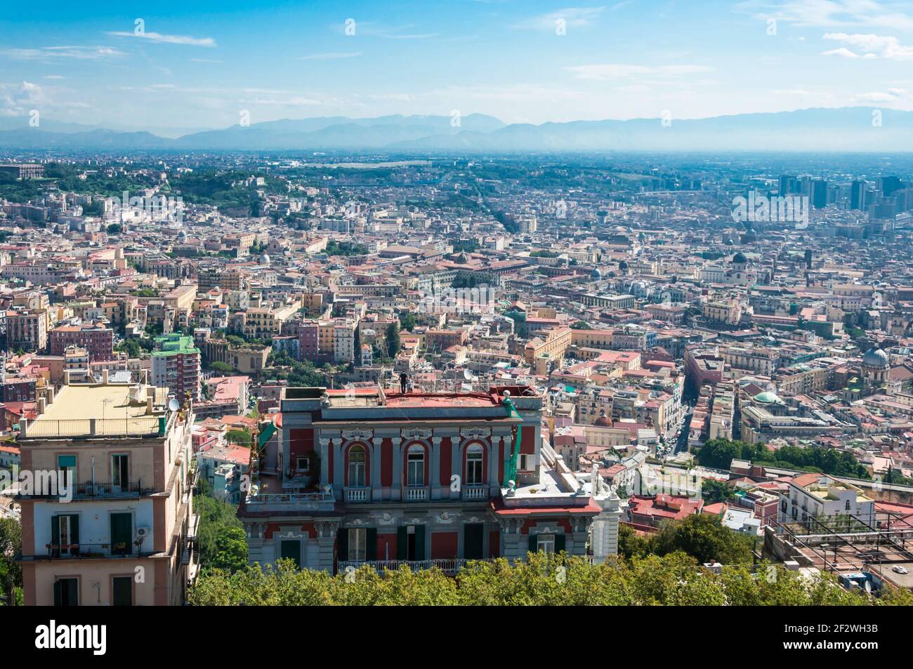 Vue sur la ville de Naples depuis un point plus élevé une belle journée d'été Banque D'Images