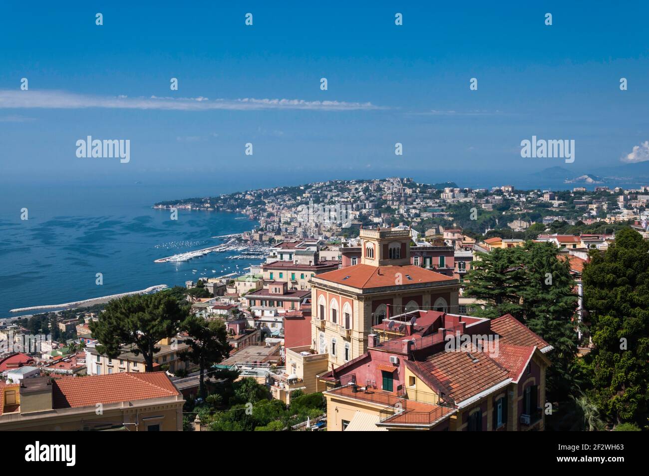 Vue sur la ville de Naples depuis un point plus élevé une belle journée d'été Banque D'Images
