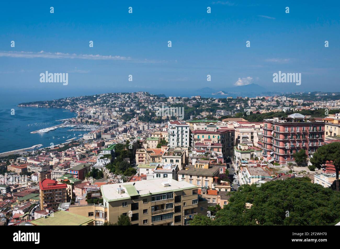 Vue sur la ville de Naples depuis un point plus élevé une belle journée d'été Banque D'Images