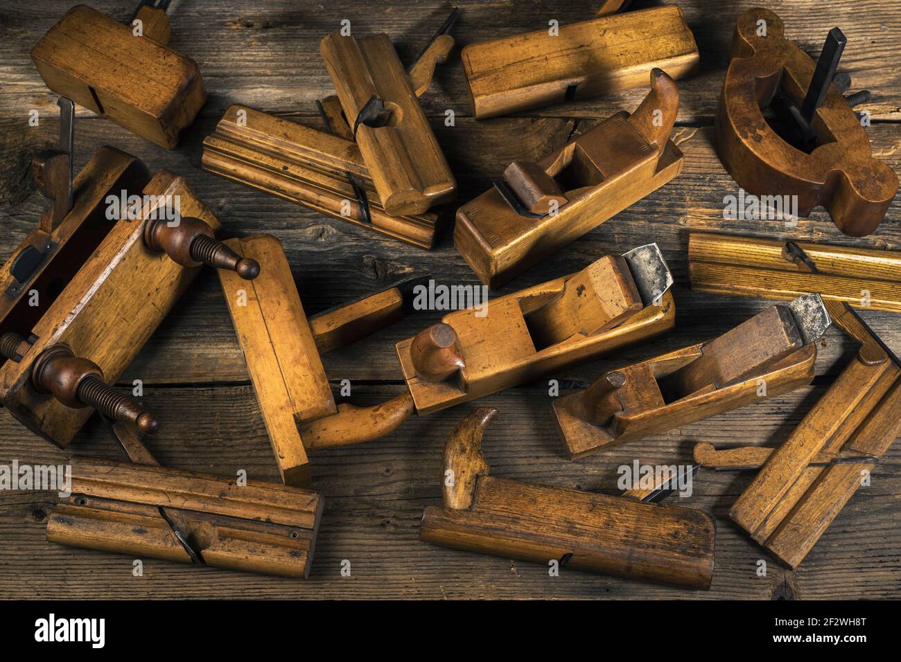Menuiserie, outils de menuiserie anciens sur fond de table en bois avec espace de copie Banque D'Images