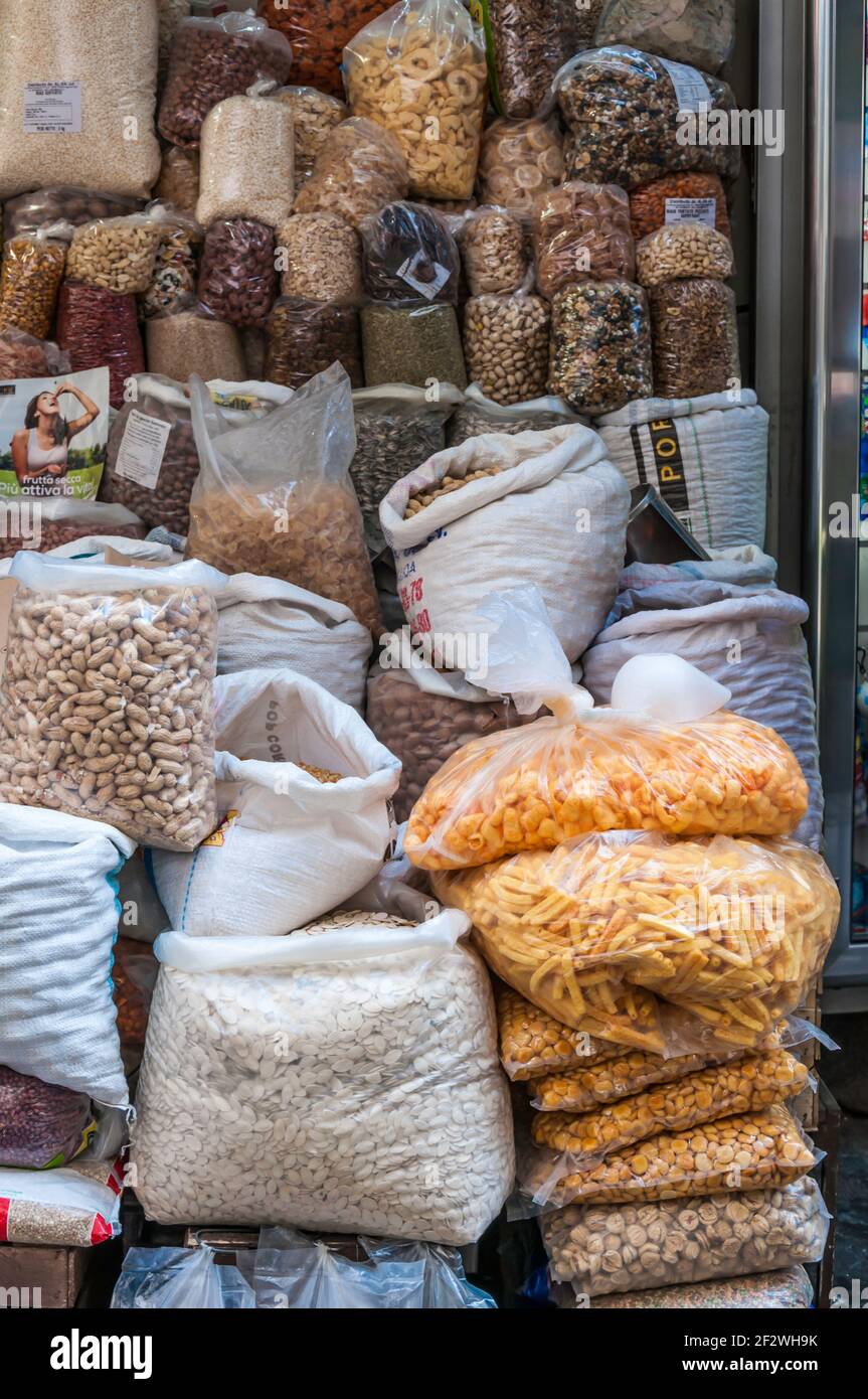 Vue sur un somptueux stand de vente avec des noix, des nouilles et des épices Banque D'Images