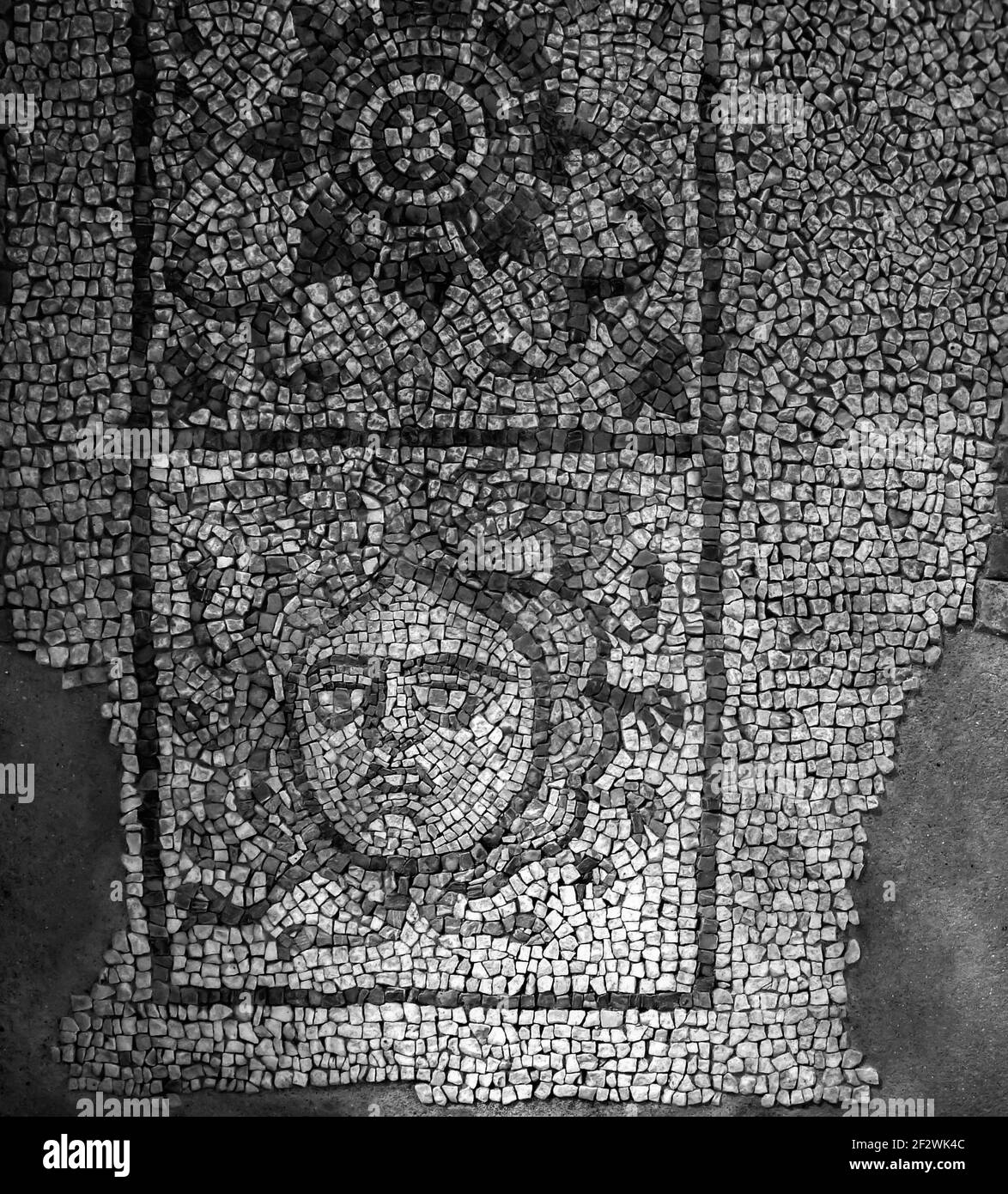 Partie d'une mosaïque de mur à Herculanum en Italie. Restes trouvés et ré-exposés après l'éruption du Vésuve en 79 AD Banque D'Images