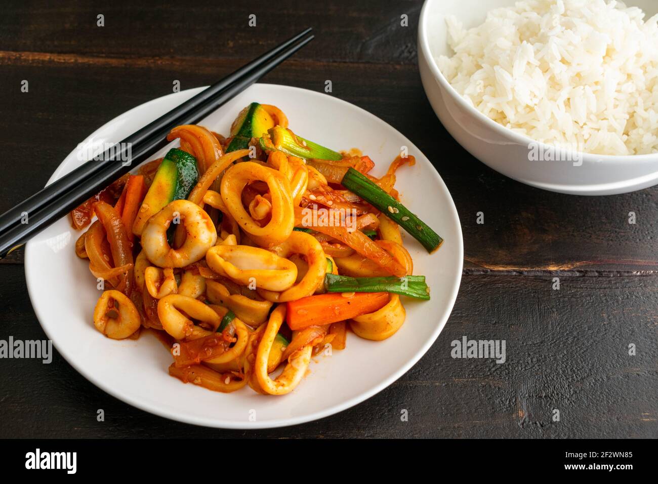 Ojingeo Bokkkkkkkeum (Spicy Stir-Fried Squid): Un plat coréen de fruits de mer à base de calamars et de légumes sautés dans une sauce douce et épicée Banque D'Images