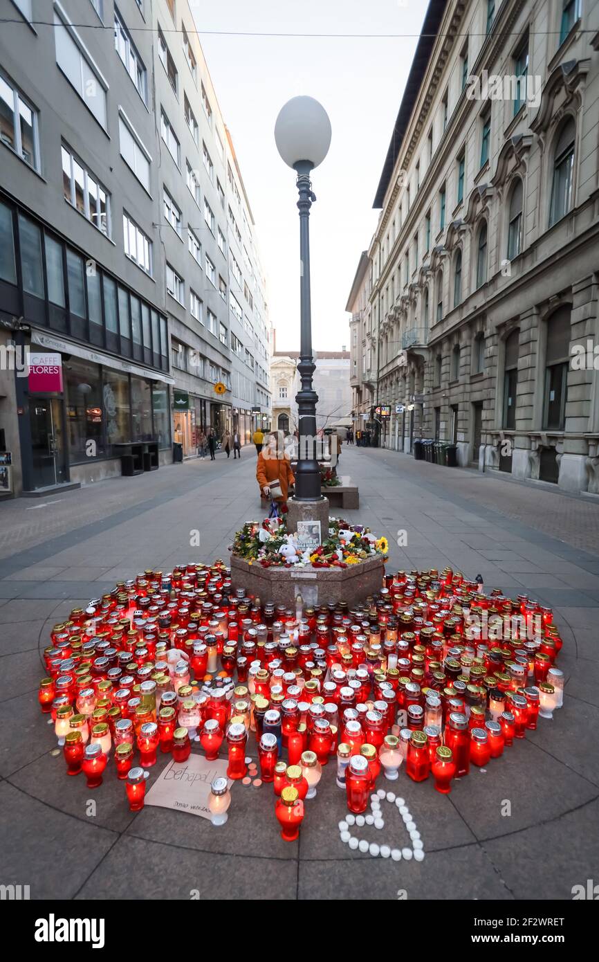 Dans la rue Frane Petrica, près du poteau d'éclairage, les gens rendent  hommage avec des lampes allumées, des fleurs, des jouets en peluche, divers  messages et des versets de la chanson Photo