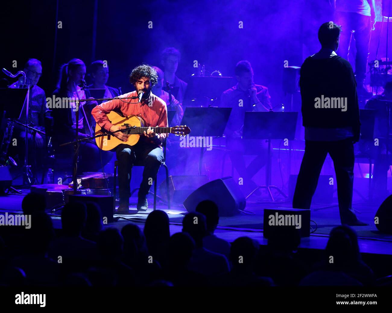 José González (Gonzalez) et String Orchestra à Crusellhallen. Banque D'Images
