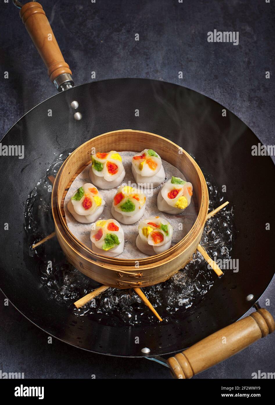 SEI Hei Gau (quatre saisons) boulettes vapeur dans un cuiseur vapeur de bambou sur un wok. Banque D'Images