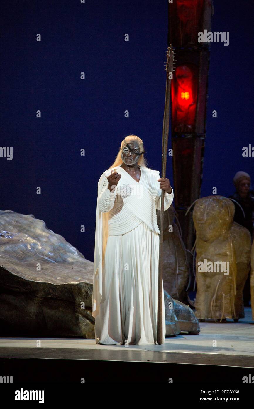 Examen de l'anneau: Willard White (Wotan) dans DAS RHEINGOLD par Wagner à l'hippodrome de Birmingham, Birmingham, Angleterre 05/11/2014 a Mariinsky Theatre concept de production: Valery Gergiev & George Tsypin chef d'orchestre: Valery Gergiev set design: George Tsypin costumes: Tatiana Noginova éclairage: Gleb Filshtinsky Banque D'Images