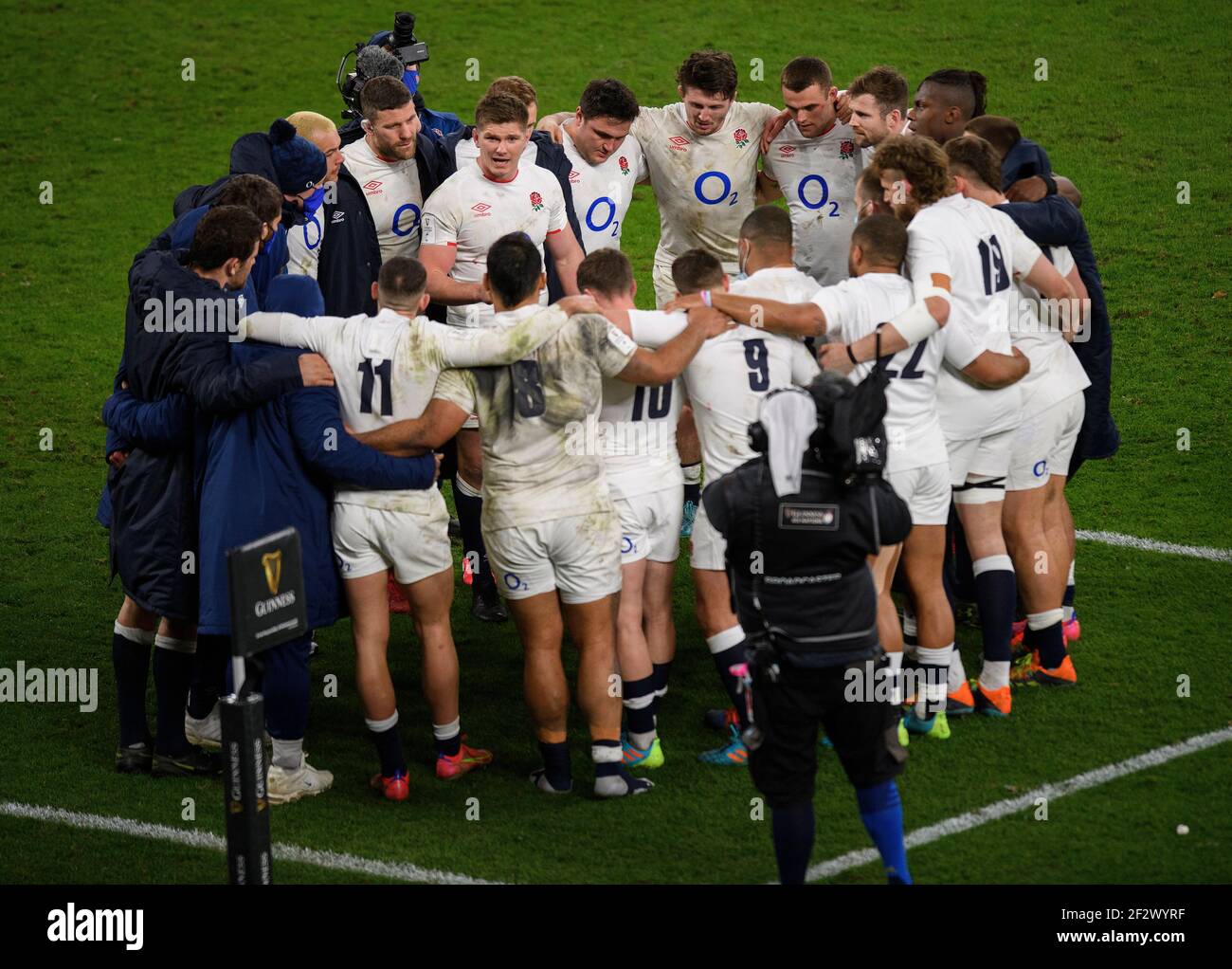 Stade de Twickenham, 13 mars 2021 le capitaine d'Angleterre Owen Farrell donne un caucus après le match après la victoire de l'Angleterre en 23-20 dans le match Guinness des six Nations au stade de Twickenham, Londres crédit photo : © Mark pain / Alamy Live News Banque D'Images