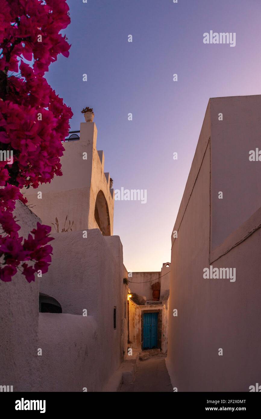 Village de Pyrgos au lever du soleil. Pyrgos est une ancienne colonie médiévale dans la célèbre île de Santorin, dans les îles Cyclades, en Grèce, en Europe. Banque D'Images